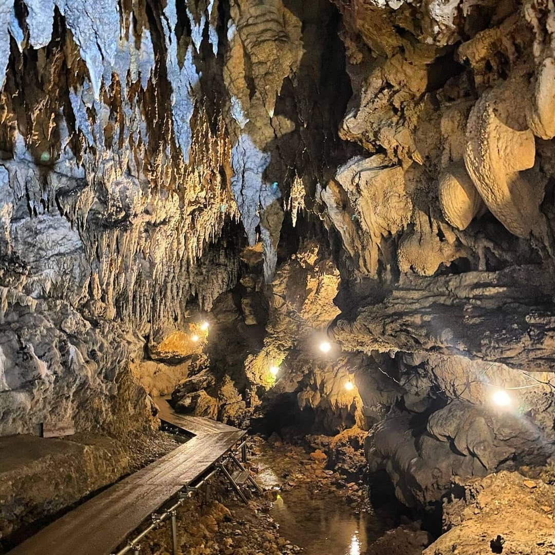 鍾乳石 CAVE OKINAWA】大自然が生み出す「神秘の鍾乳洞」 - うるマルシェ