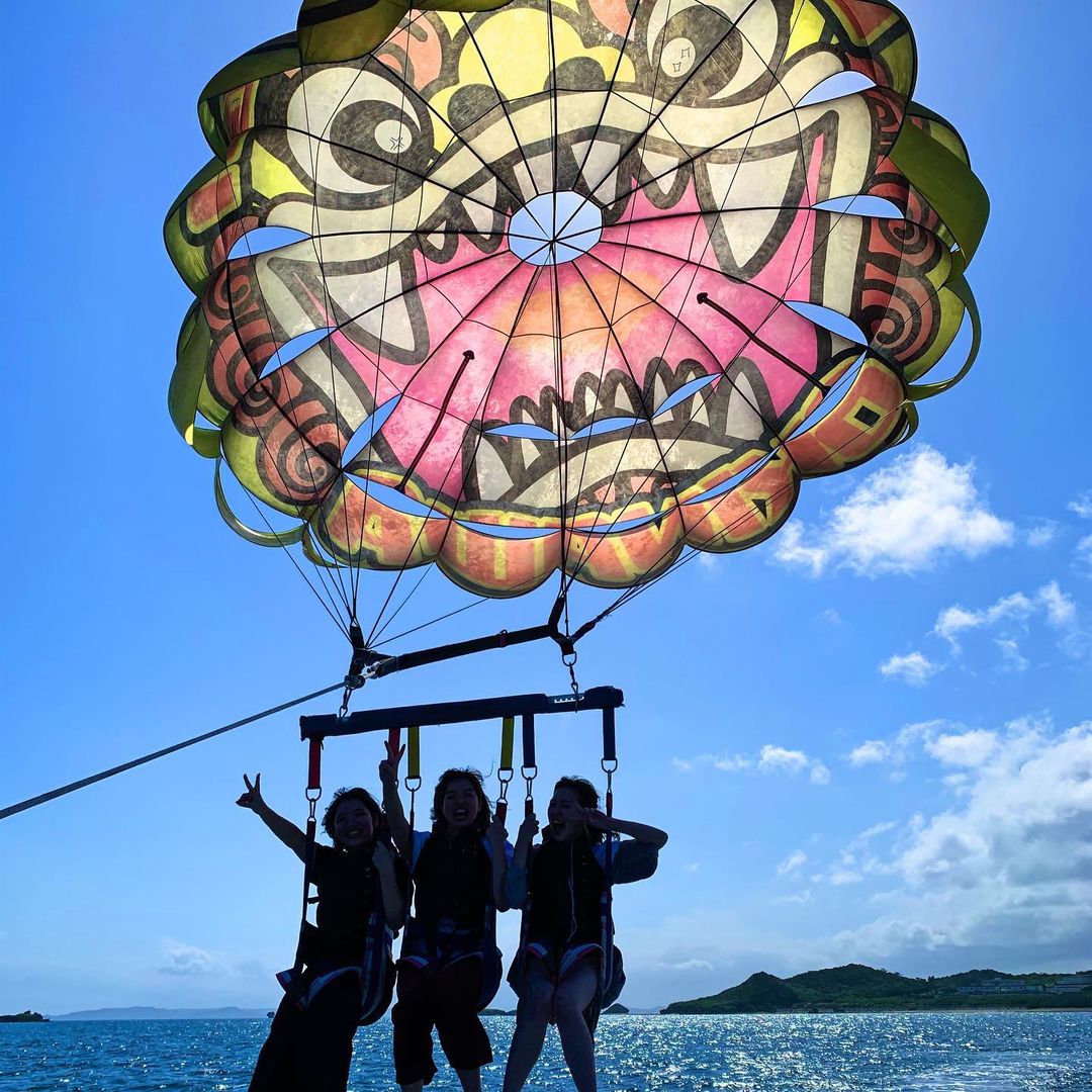 空と海の空中散歩】シーサーパラセーリング - うるマルシェ